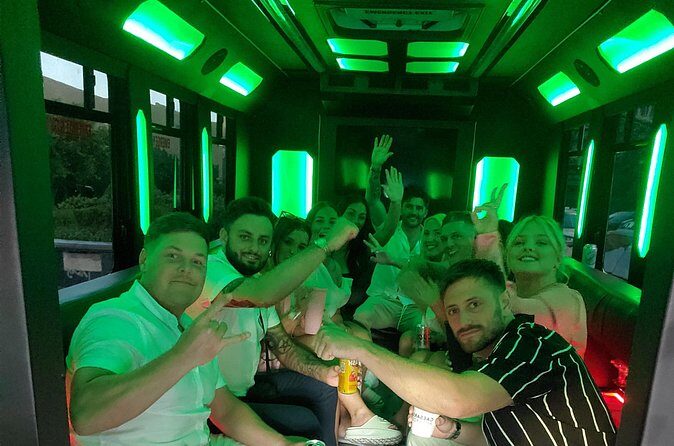 1 Hour Private Las Vegas Party Bus Tour - Language and who this tour fits best