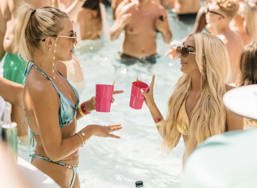 #1 Vegas Pool Crawl with Party Bus, Free Drinks & VIP Entry - Why this Vegas pool crawl makes sense in just 4 hours