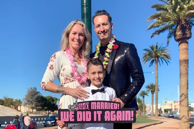 Get Married at the Fabulous Las Vegas Sign + Photos - Photos: how you get the shot without a complicated photo shoot