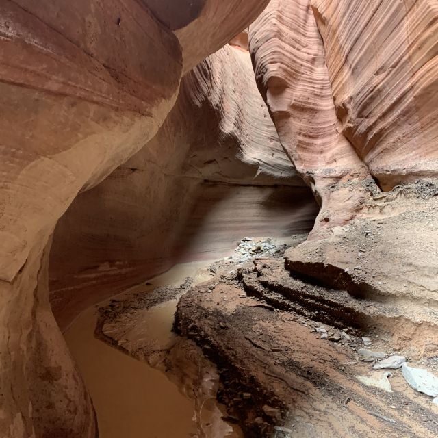 Kanab: Red Canyon Off-Road Jeep and Hiking Tour - Photo Time in a Red-Wall Labyrinth: How the Guide Helps