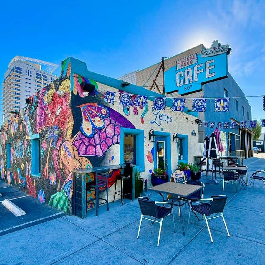 Las Vegas: 18b Arts District Walking Adventure - Shopping stops, bars, and a practical break (food and drinks are up to you)