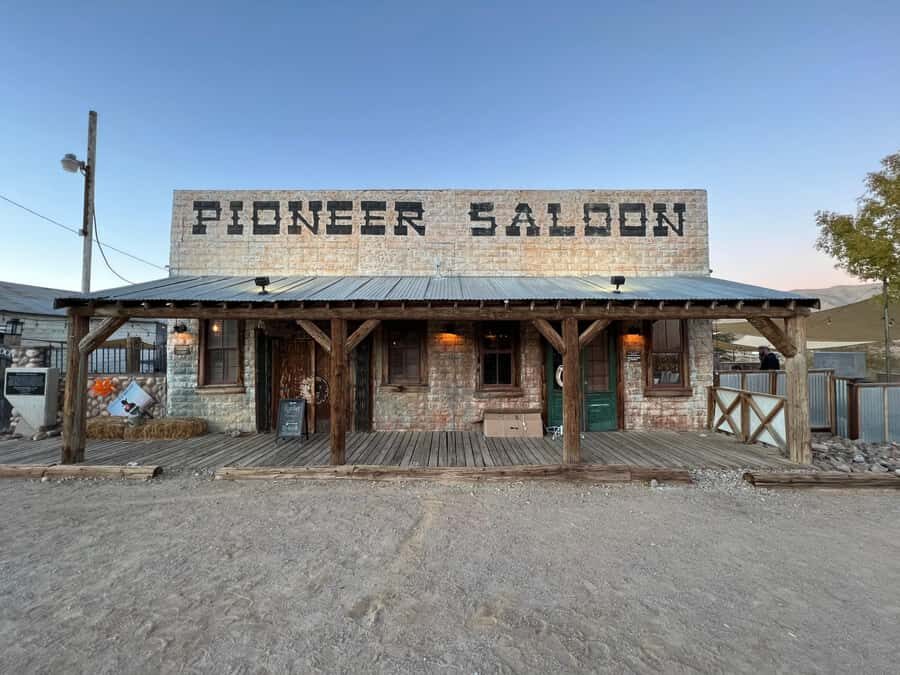 Las Vegas: 7 Magic Mountains and Pioneer Saloon Hummer Tour - Guide and language: how the experience gets better