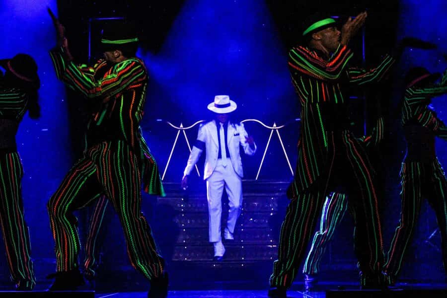 Las Vegas: MJ Live Show Tickets - Lighting, Effects, and Backup Dancers: The Vegas-Grade Showcraft