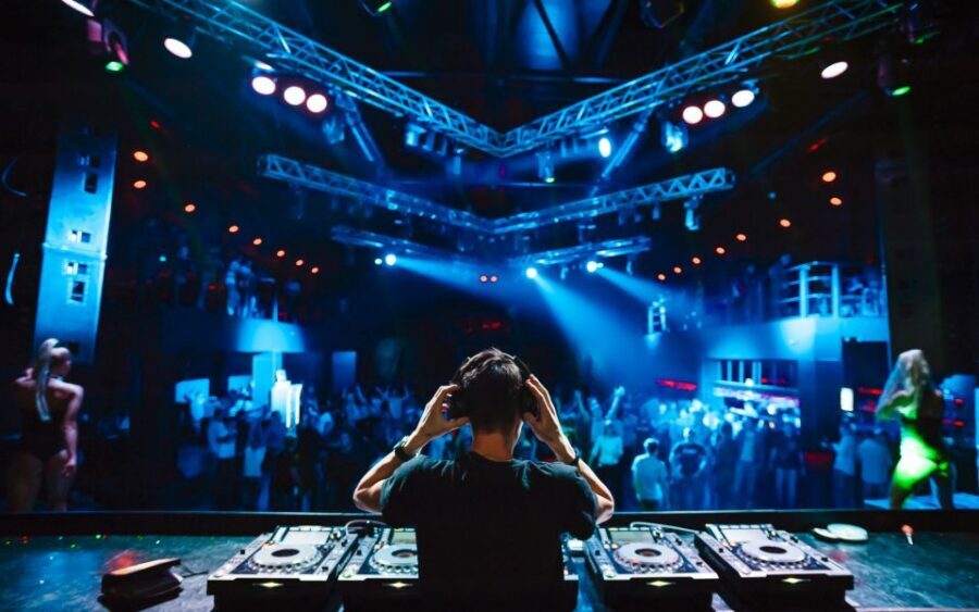 Las Vegas: Party Bus Nightclub Crawl - Skip-the-Line Entry: The Real Value of Walking Past the Rope