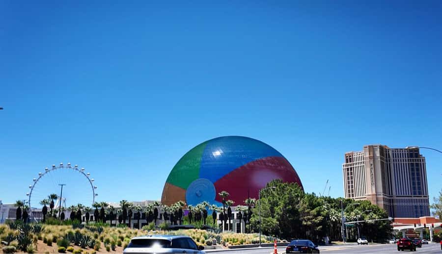 Las Vegas Strip: 90-Minute Sightseeing Tour with Photo Stops - Riding the Strip in a Limo Bus That Actually Feels Like VIP