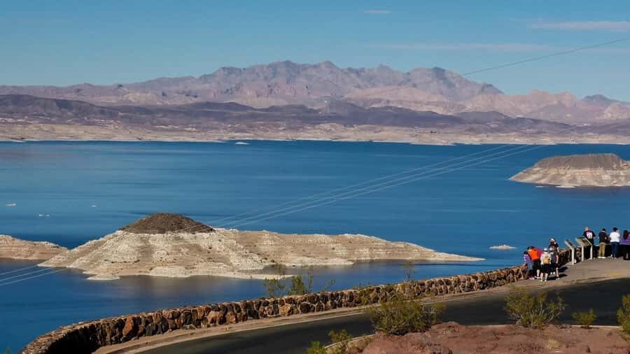 Las Vegas to Hoover Dam, The Express Experience - Pickup and the tone of the day: local driver plus expert guide