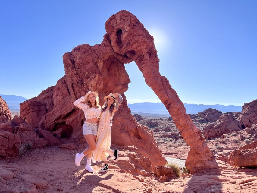 Las Vegas: Valley of Fire and Red Rock Canyon Day Trip - Van ride, group flow, and photo help from your guide