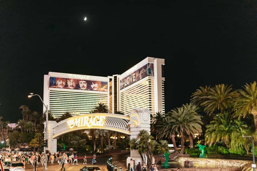Las Vegas: Vegas After Dark Night Tour with Free Drink (21+) - Weather, timing, and what to pack for an open-top night