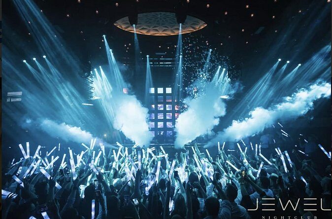 Las Vegas: VIP Club Crawl with Party Bus, Express Entry & Drinks - Drinks, Drink Specials, and Bus Pours: What to Expect