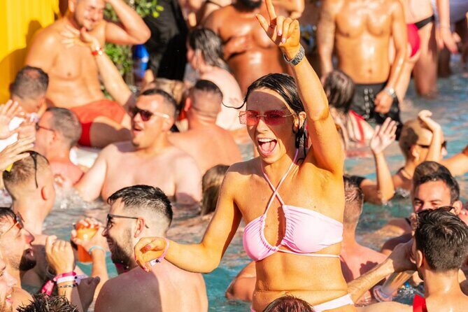 Las Vegas: VIP Pool Crawl with Party Bus, Express Entry & Drinks - Key highlights at a glance