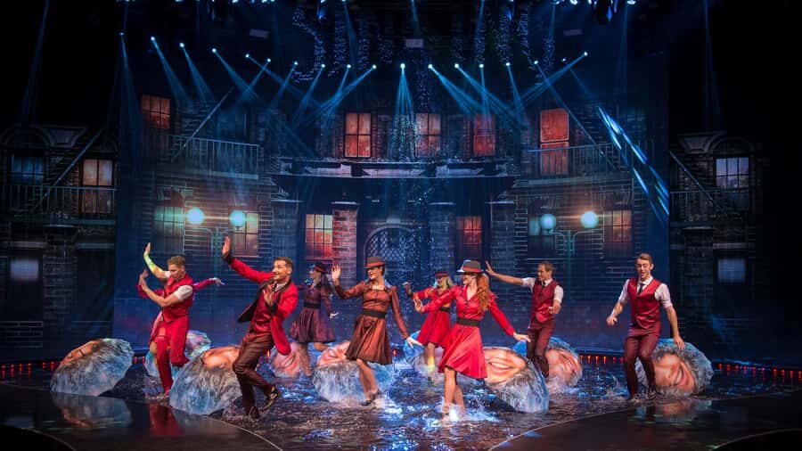 Las Vegas: WOW - The Vegas Spectacular at Rio Hotel & Casino - Inside the 180-degree circular stage: water walls and holograms