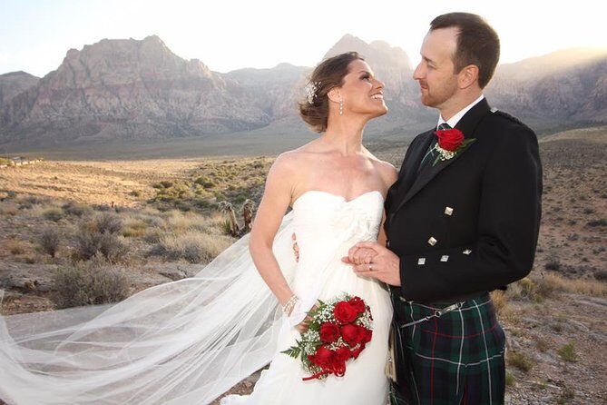 Red Rock Canyon Wedding by Private Limousine - Your ceremony at Red Rock: the outdoors part you should plan for