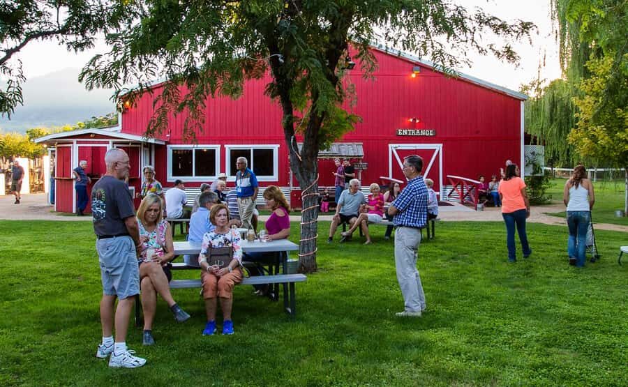 Sedona: Western Dinner Theater and Town Experience - Western Dinner Theater Outside Sedona: What Makes It Fun