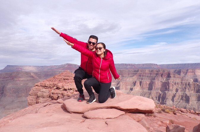 Spanish Grand Canyon Tour with Skywalk Access and Lunch - Lunch at the canyon: real value in a long road day